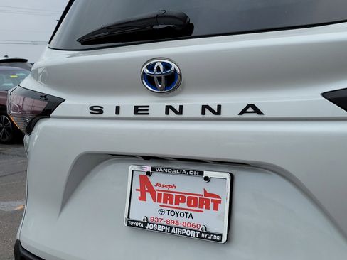 Used 2023 Toyota Sienna XLE image 6