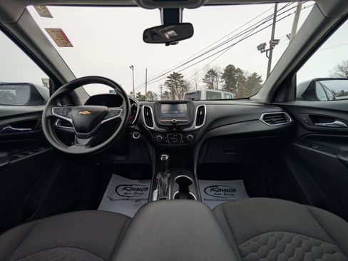 Used 2018 Chevrolet Equinox LT image 2