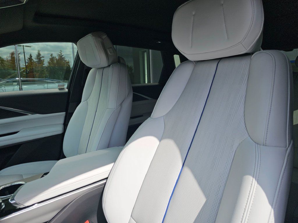 Certified 2024 Cadillac Lyriq Luxury AWD/4WD image 23