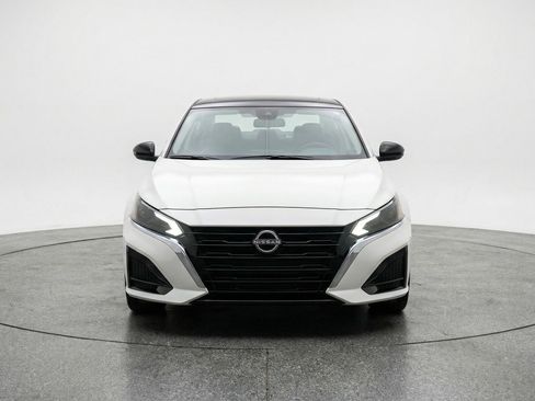 Used 2025 Nissan Altima 2.5 SV FWD image 2