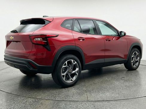Used 2025 Chevrolet Trax LT FWD image 9