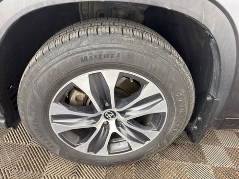 Used 2022 Toyota Highlander XLE AWD/4WD image 35