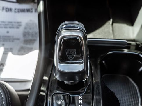 Used 2025 Volvo XC40 B5 Plus AWD/4WD image 19