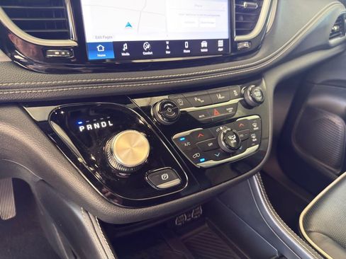 Used 2025 Chrysler Pacifica Limited FWD image 12