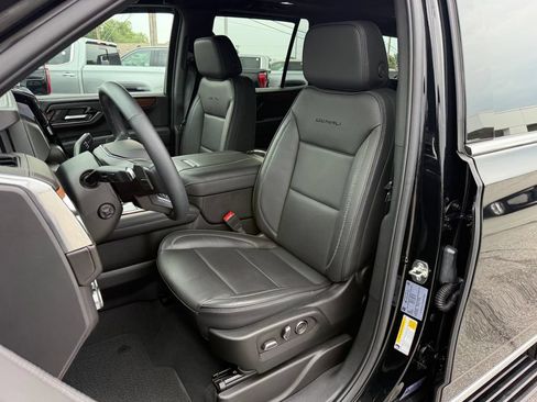 Used 2025 GMC Yukon Denali w/ Sun & Power Step Package AWD/4WD image 15