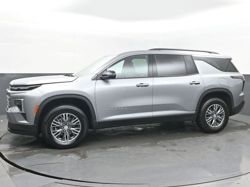 Used 2025 Chevrolet Traverse LT image 5