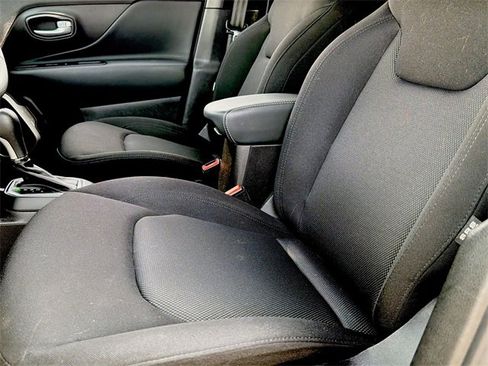 Used 2023 Jeep Renegade Latitude image 12