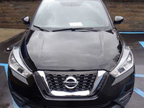 Used 2019 Nissan Kicks SV w/ Exterior Package FWD image 2