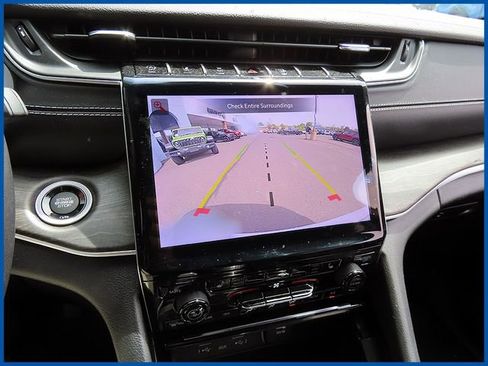 Certified 2023 Jeep Grand Cherokee Limited AWD/4WD image 17