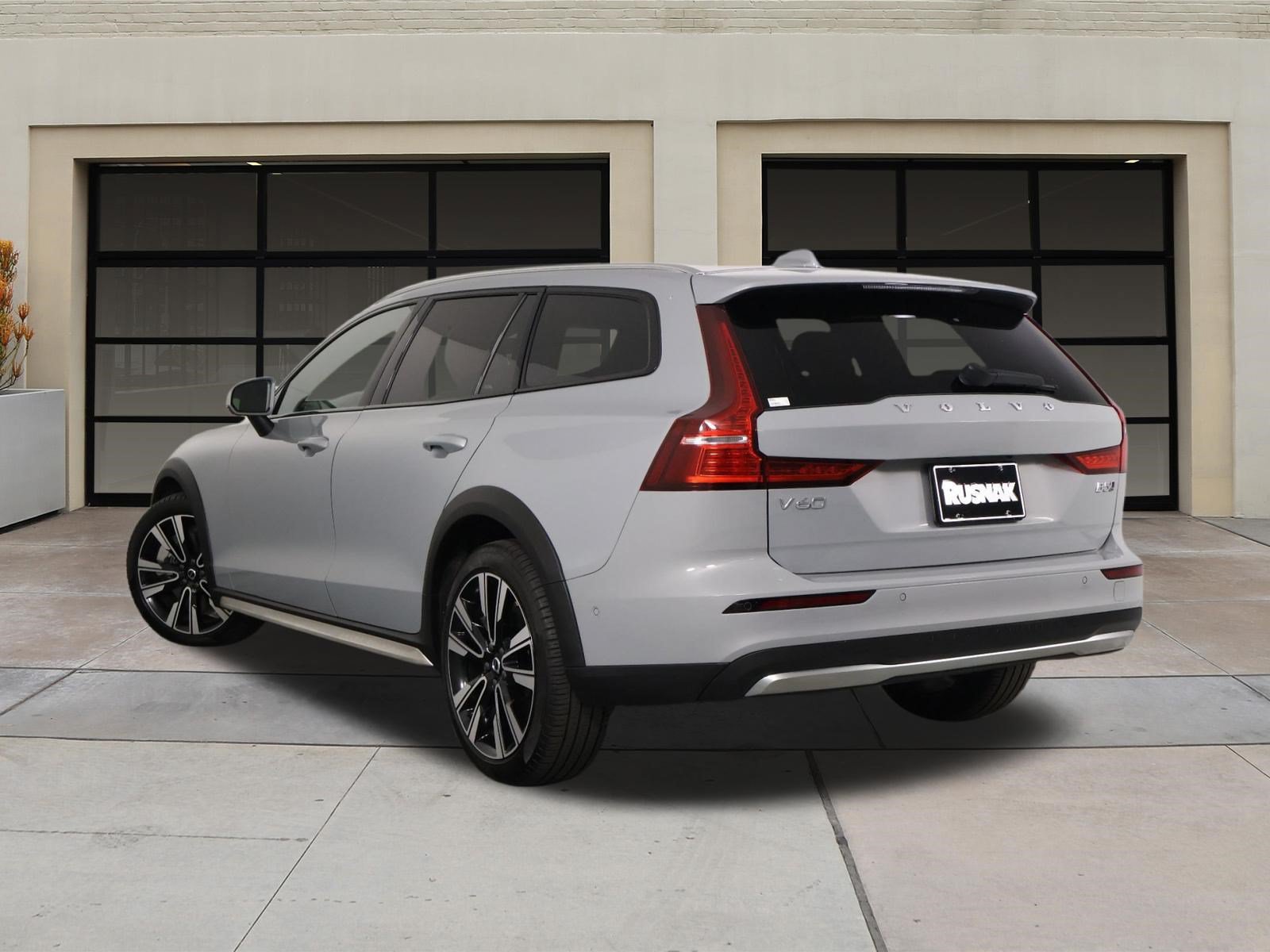 Used 2025 Volvo V60 B5 Cross Country Ultra AWD/4WD image 2