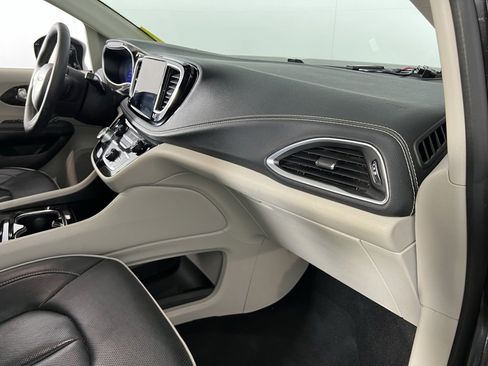 Certified 2024 Chrysler Pacifica Limited image 34