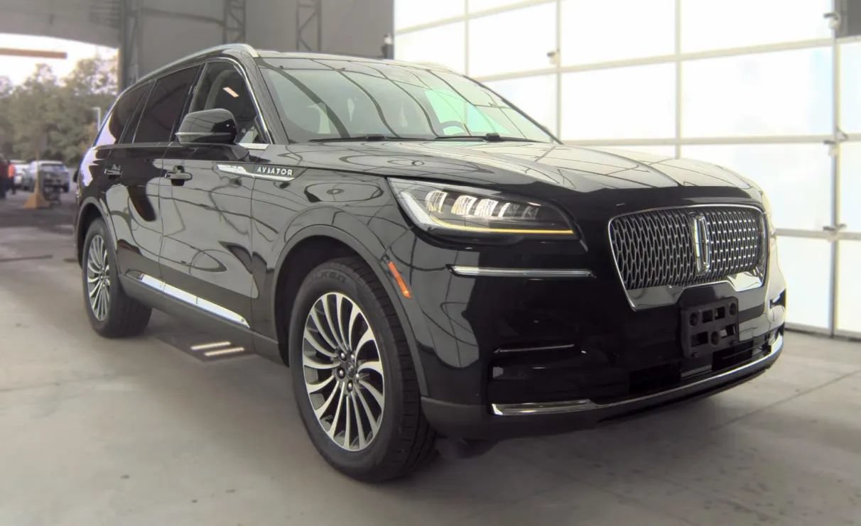 Used 2022 Lincoln Aviator AWD w/ Premium Package image 2
