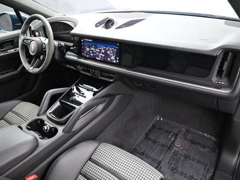 Certified 2025 Porsche Cayenne Coupe AWD/4WD image 30