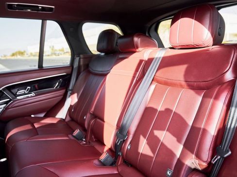 Used 2025 Land Rover Range Rover SE image 42