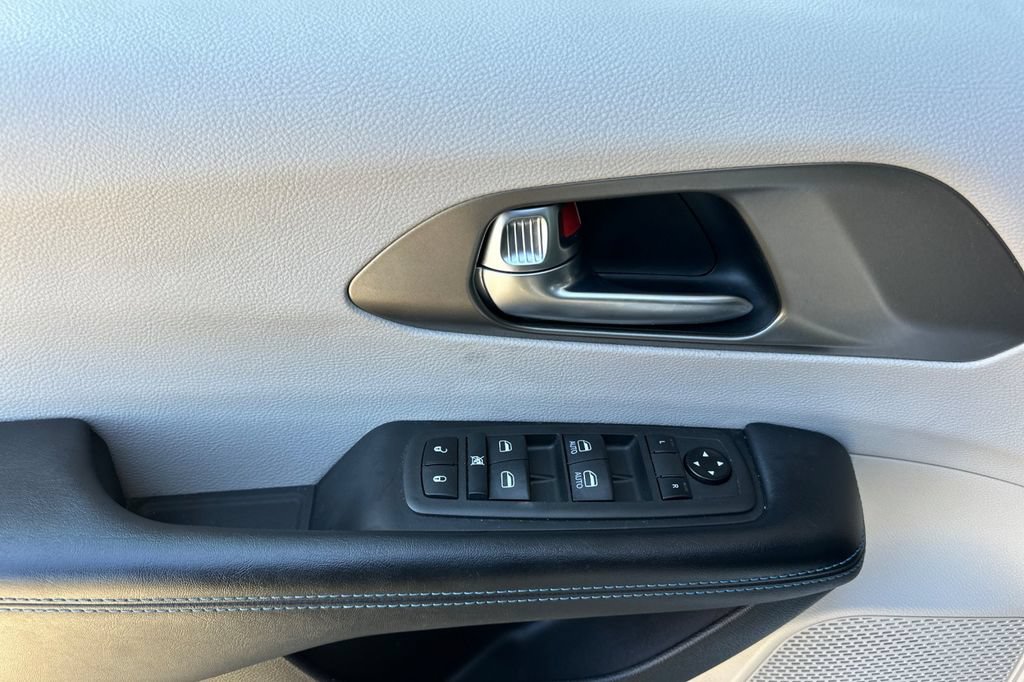 Used 2021 Chrysler Pacifica Touring FWD image 11