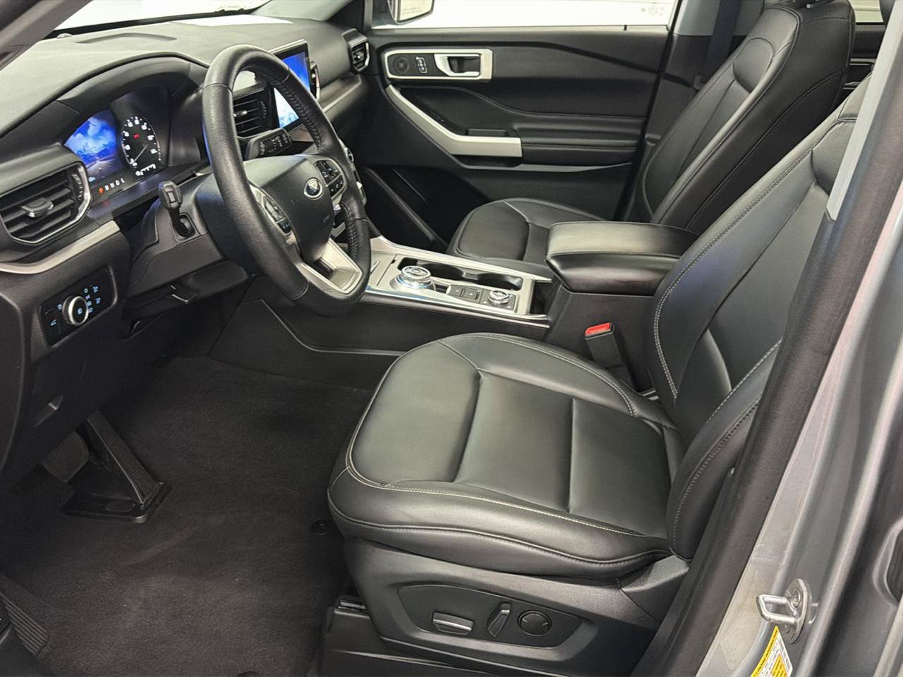 Used 2024 Ford Explorer XLT w/ Equipment Group 202A AWD/4WD image 10