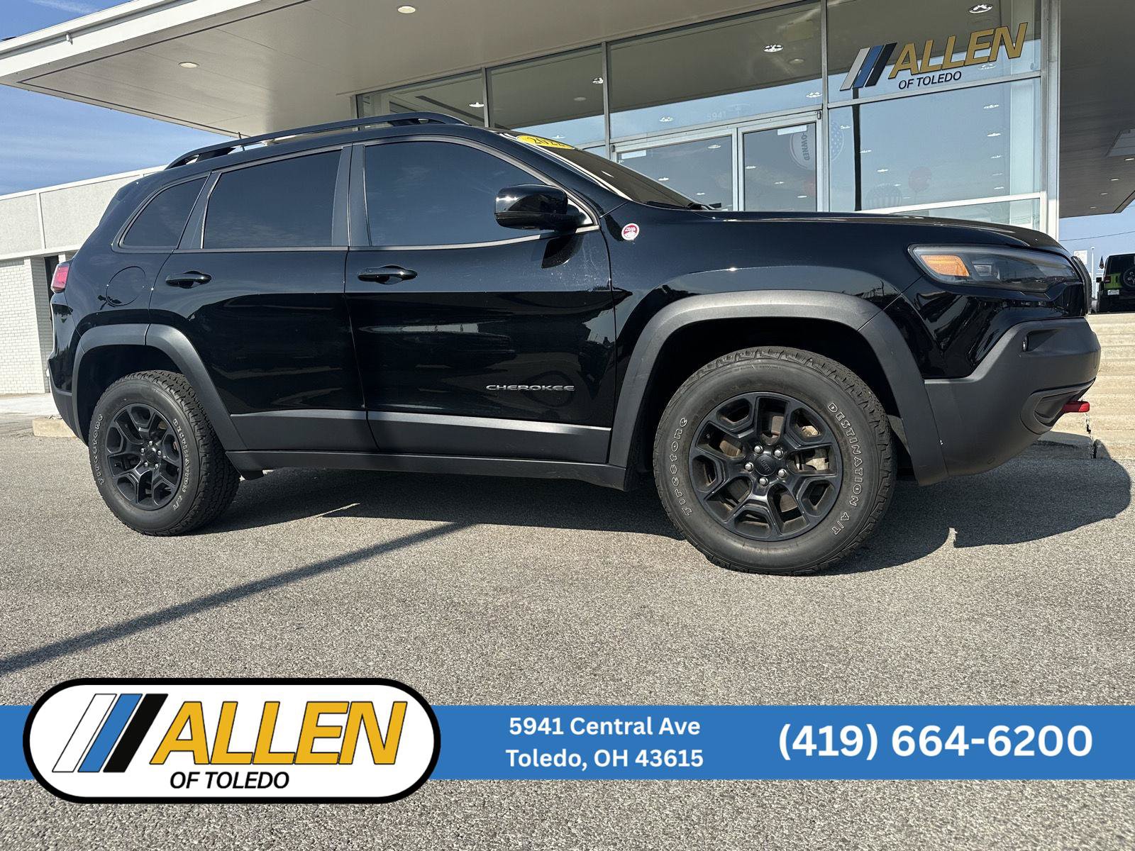Used 2022 Jeep Cherokee Trailhawk w/ Premium Leather Package AWD/4WD image 1