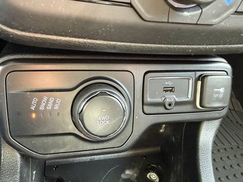 Used 2018 Jeep Renegade Latitude AWD/4WD image 19