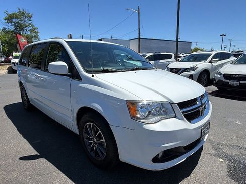 Used 2017 Dodge Grand Caravan SXT FWD image 2