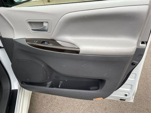 Used 2019 Toyota Sienna XLE Premium image 44