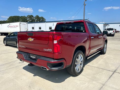 Used 2024 Chevrolet Silverado 1500 High Country w/ High Country Premium Package AWD/4WD image 3