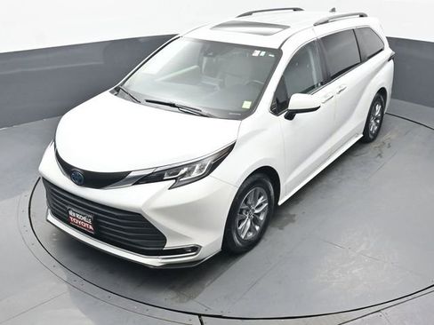 Used 2022 Toyota Sienna XLE image 42