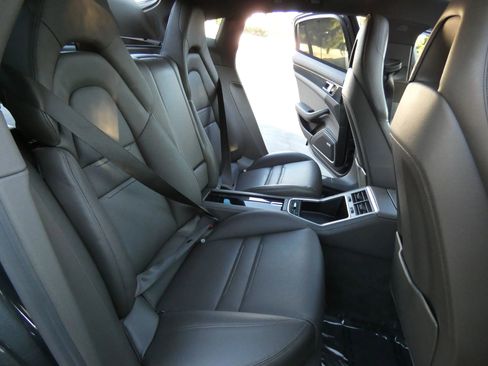 Used 2018 Porsche Panamera 4 image 39