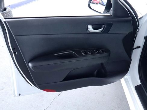 Used 2018 Kia Optima S image 12