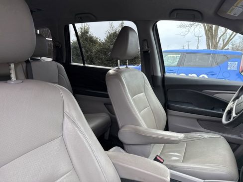 Used 2017 Honda Pilot EX image 10