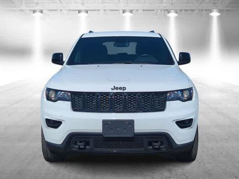 Used 2018 Jeep Grand Cherokee Laredo AWD/4WD image 3