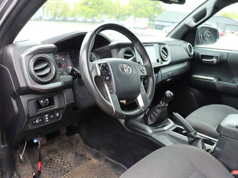Used 2019 Toyota Tacoma TRD Off-Road AWD/4WD image 10