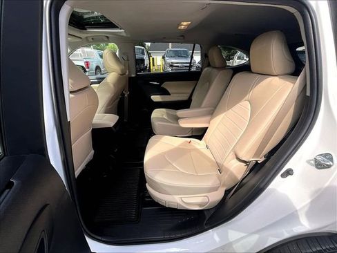 Used 2023 Toyota Highlander XLE AWD/4WD image 22