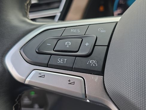 Used 2024 Volkswagen Atlas SE AWD/4WD image 28