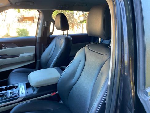 Used 2022 Kia Carnival LX FWD image 30