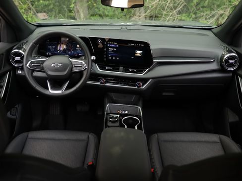 Used 2026 Chevrolet Equinox LT w/ Convenience Package II FWD image 23