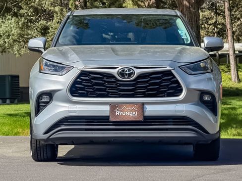 Used 2021 Toyota Highlander LE AWD/4WD image 10