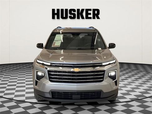 Used 2025 Chevrolet Traverse LT image 3