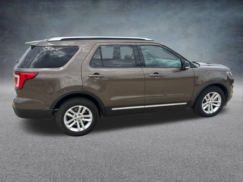 Used 2016 Ford Explorer XLT w/ Equipment Group 202A FWD image 6