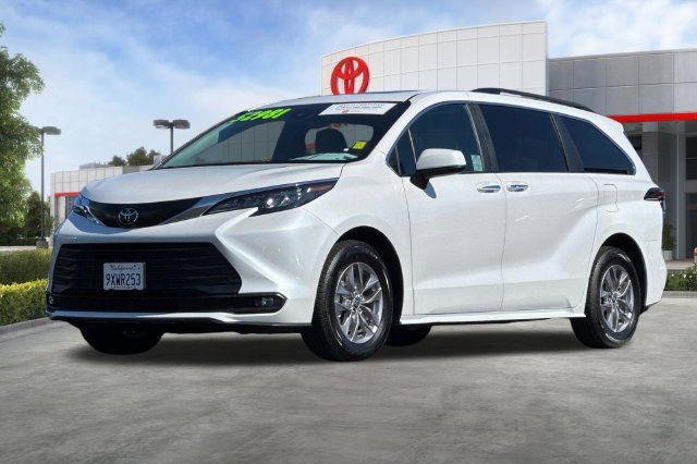 Certified 2026 Toyota Sienna XLE FWD image 10