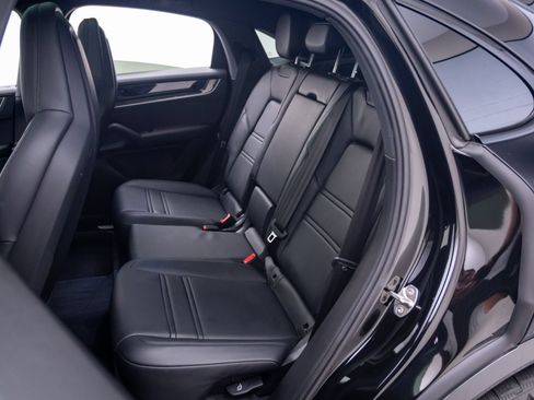 Certified 2025 Porsche Cayenne E-Hybrid Coupe AWD/4WD image 18
