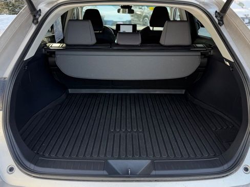 Used 2023 Toyota Venza LE image 5