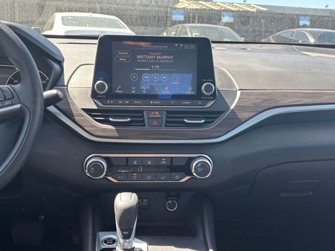 Used 2025 Nissan Altima 2.5 SV image 17