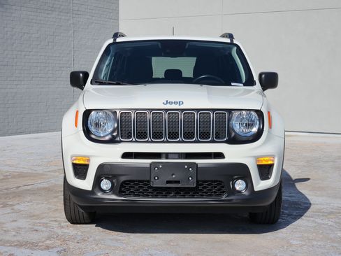 Used 2023 Jeep Renegade Latitude w/ Premium Group AWD/4WD image 3