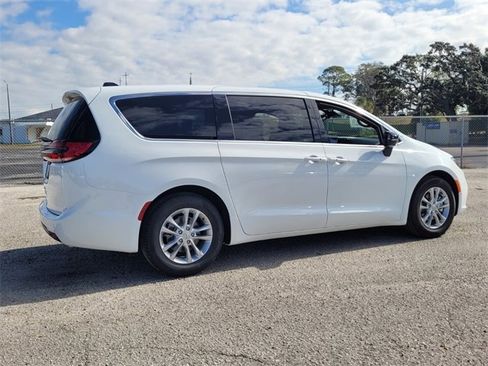 New 2026 Chrysler Pacifica Select image 7