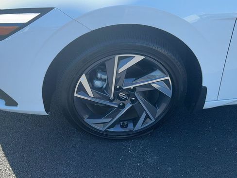 Certified 2025 Hyundai Elantra SEL FWD image 13