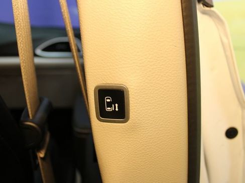 Used 2024 Chrysler Pacifica Touring-L FWD image 15