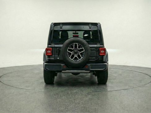 Used 2025 Jeep Wrangler Sahara image 7