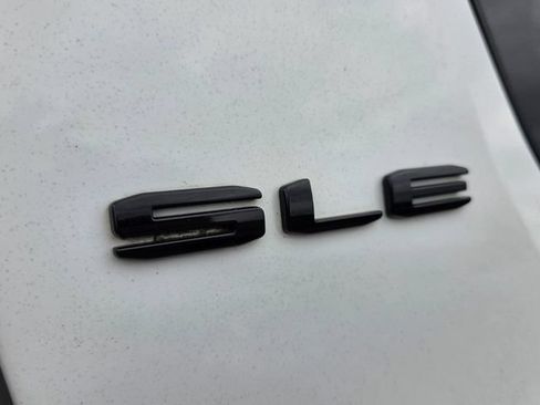 Used 2022 GMC Acadia SLE w/ Driver Convenience Package FWD image 13