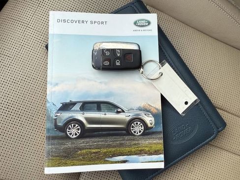 Used 2018 Land Rover Discovery Sport HSE image 32