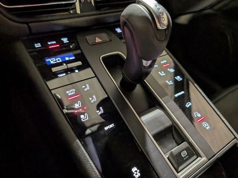 Certified 2024 Porsche Macan image 37